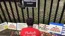 Aktivis Koalisi Pejalan Kaki menaburkan bunga di sekitar Halte Tugu Tani, Jakarta, Senin (22/1). Aksi ini diadakan untuk memperingati Hari Pedestrian sekaligus peringatan enam tahun tragedi Tugu Tani. (Liputan6.com/Immanuel Antonius)