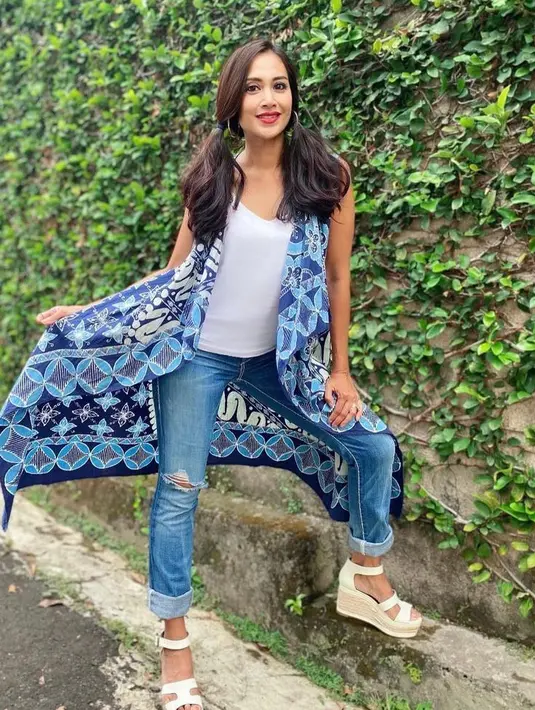 Pesona Diah memadukan tank top putih dengan sleeveless cardigan motif batik dan ripped jeans. (Instagram/dps_diahpermatasari).