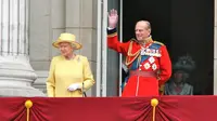 Ratu Elizabeth II dan Pangeran Philip di balkon Istana Buckingham Palace, 16 Juni 2012. (Sumber Wikimedia/Carfax2)