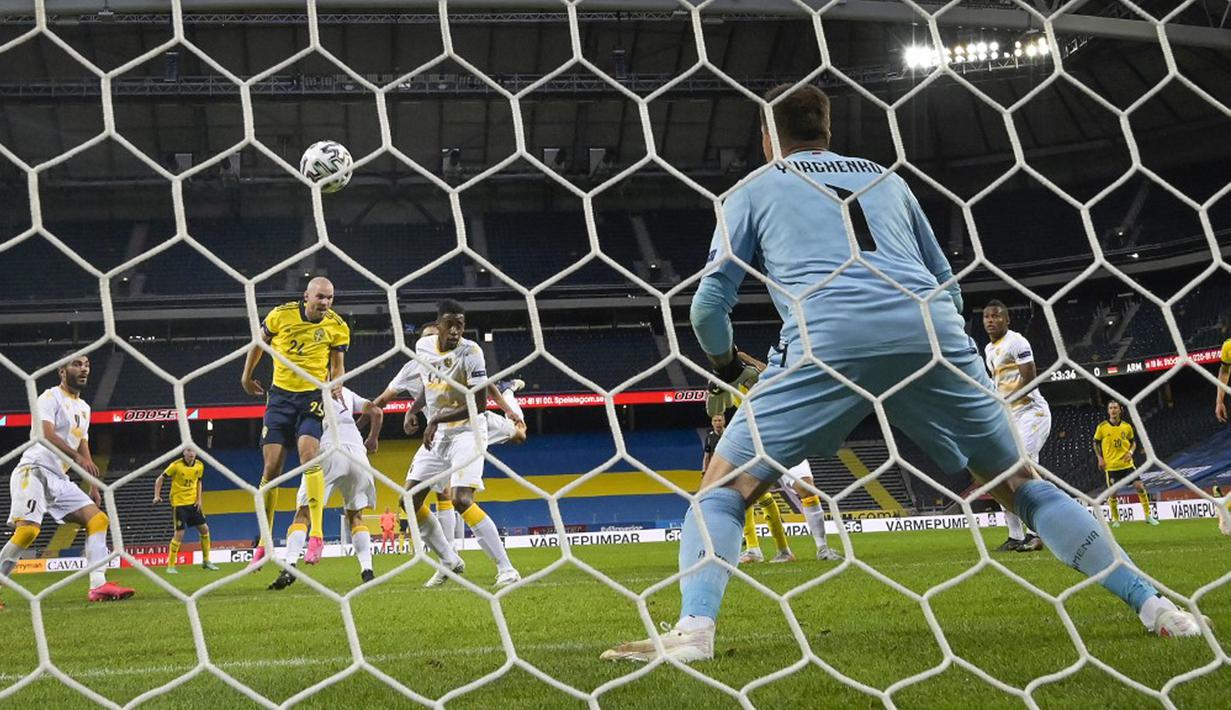 Pemain Swedia Marcus Danielson menyundul bola untuk mencetak gol ke gawang Armenia pada pertandingan persahabatan jelang Euro 2020 di Solna, Swedia, Sabtu (5/6/2021). Swedia menang 3-1. (Janerik HENRIKSSON/TT News Agency/AFP)