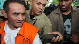 Direktur PT Citra Gading Asritama, Ichsan Suaidi usai diperiksa KPK, Jakarta, Rabu (16/3/2016). Ichsan merupakan terdakwa korupsi megaproyek Dermaga Labuhan Haji senilai Rp82 miliar di Mataram. (Liputan6.com/Helmi Afandi)