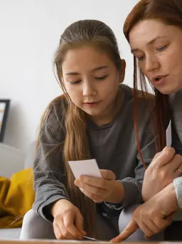 Mendampingi remaja bukan berarti mengontrol setiap keputusan mereka, tetapi hadir sebagai tempat yang aman, seseorang yang bisa mereka datangi saat dunia terasa berat. [Dok/freepik.com]