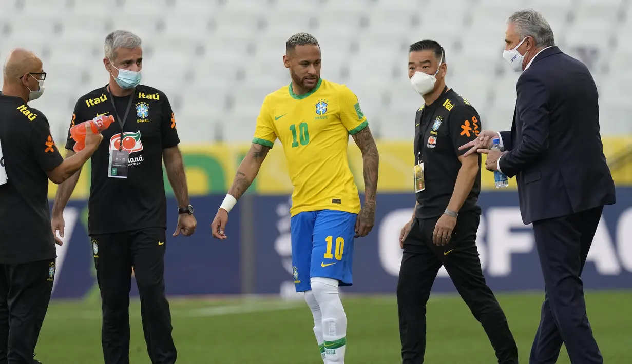 Penyerang Brasil, Neymar berbicara dengan pelatih Tite saat laga melawan Argentina dihentikan otoritas kesehatan selama pertandingan kualifikasi Piala Dunia FIFA Qatar 2022 di stadion Neo Quimica Arena di Sao Paulo, Brasil, Minggu (5/9/2021). (AP Photo/Andre Penner)