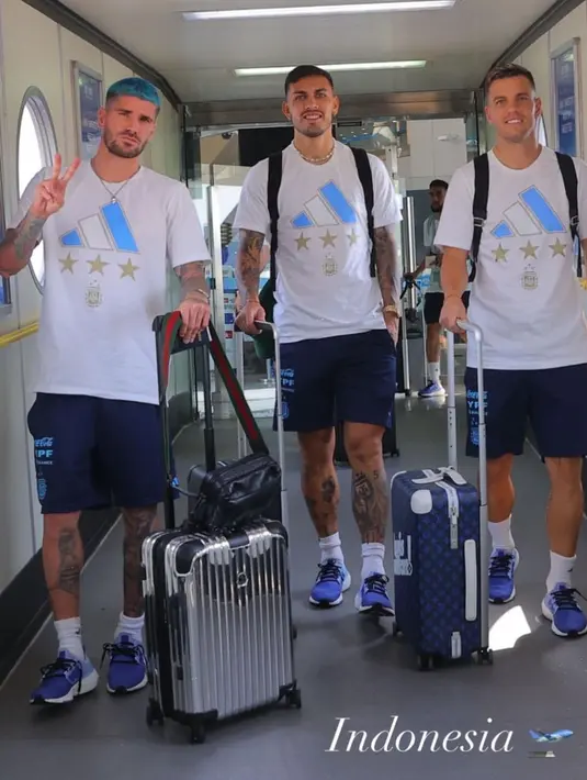 Meskipun sempat viral Messi masuk daftar manifes penerbangan Timnas Argentina ke Indonesia, namun kedatangan bintang sepakbola itu dipastikan batal. Namun hingga kini animo masyarakat menantikan Messi datang ke Indonesia masih sangat tinggi. (Liputan6.com/IG/alemacallister)

Begitu pula antusias Timnas  Argentina yang mengunggah potret perjalanan ke Indonesia. Mereka terlihat gembira dan tak sabar menantikan laga persahabatan dengan Indonesia. (Liputan6.com/IG/alemacallister)