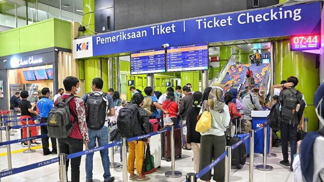 Suasana pemeriksaan tiket kereta api di Stasiun Gambir Jakarta Pusat