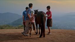 Adegan dalam trailer film Jo Sahabat Sejati yang melibatkan interaksi seekor kuda bernama Arjuna dengan para artis cilik. (Foto: YouTube Alamanda Production)