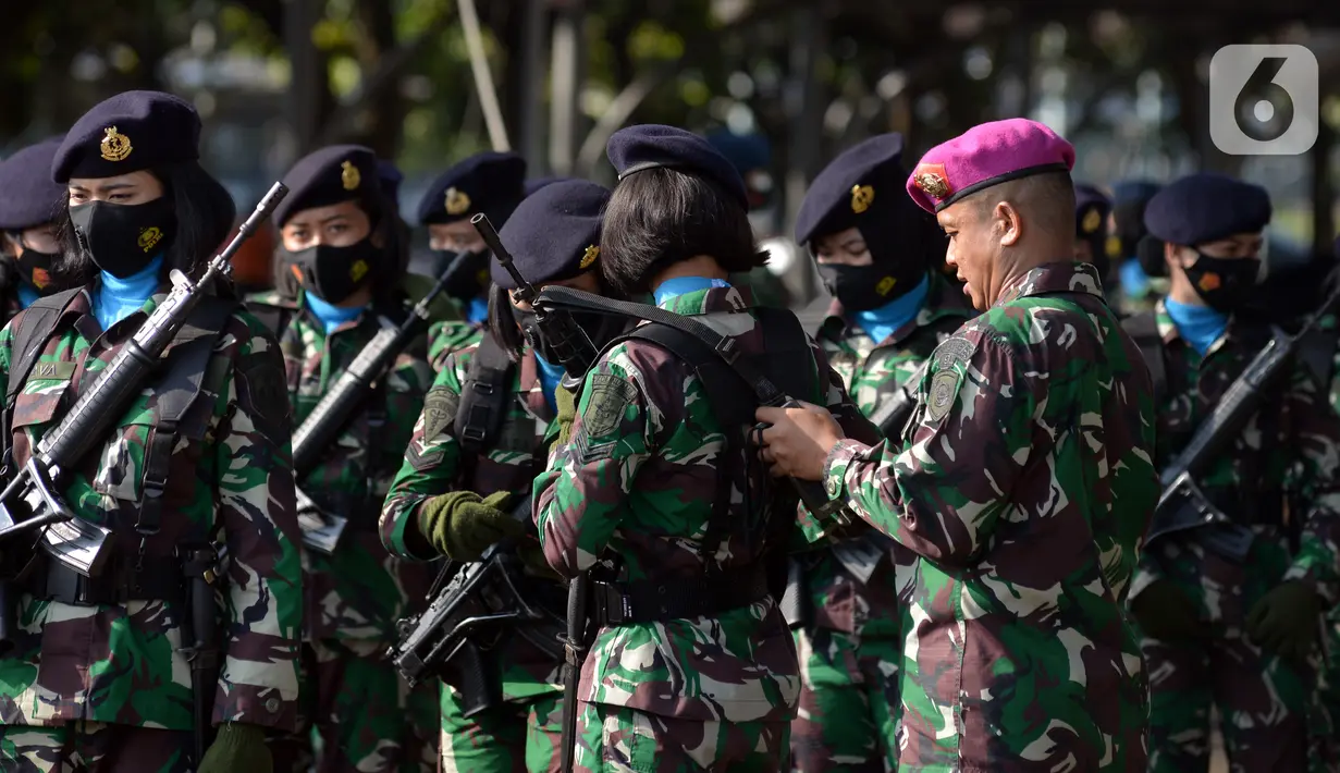 Prajurit wanita TNI saat apel bersama dalam rangka peringatan Hari Kartini 2021 di Mabes TNI, Cilangkap, Jakarta Timur, Rabu (21/4/2021). Apel ini bertema "Dilandasi Semangat Kesatria dan Profesionalisme Prajurit Wanita TNI Tetap Produktif Di tengah Pandemi COVID-19. (merdeka.com/Imam Buhori)
