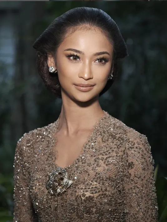 Kebaya bernuansa tembaga tampil memukau dengan makeup senada. Ia menghadirkan pesona yang begitu memukau pada tampilannya.  [Foto: Instagram/ Patricia Putri]