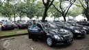 Seorang sopir memeriksa mobil mewah yang terparkir di Parkir Timur (Parkit) Senayan, Jakarta Pusat, Rabu (3/1). Mobil-mobil mewah ini menjadi kendaraan yang akan dipakai romobongan kedatangan Raja Salman di Indonesia. (Liputan6.com/Johan Tallo)