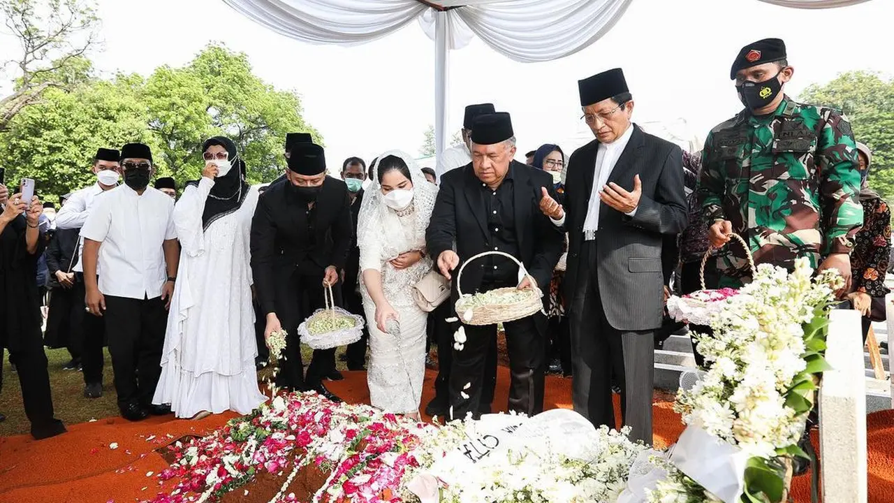 Prosesi pemakaman Hermanto Dardak di TMP Kalibata (https://www.instagram.com/p/ChgzmM3vDKB/)
