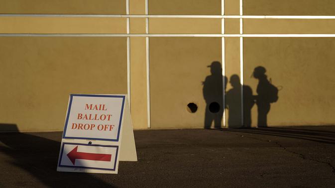 Orang-orang menunggu di luar tempat pemungutan suara pada Hari Pemilihan di Las Vegas, Amerika Serikat, Selasa (3/11/2020). (AP Photo/John Locher)