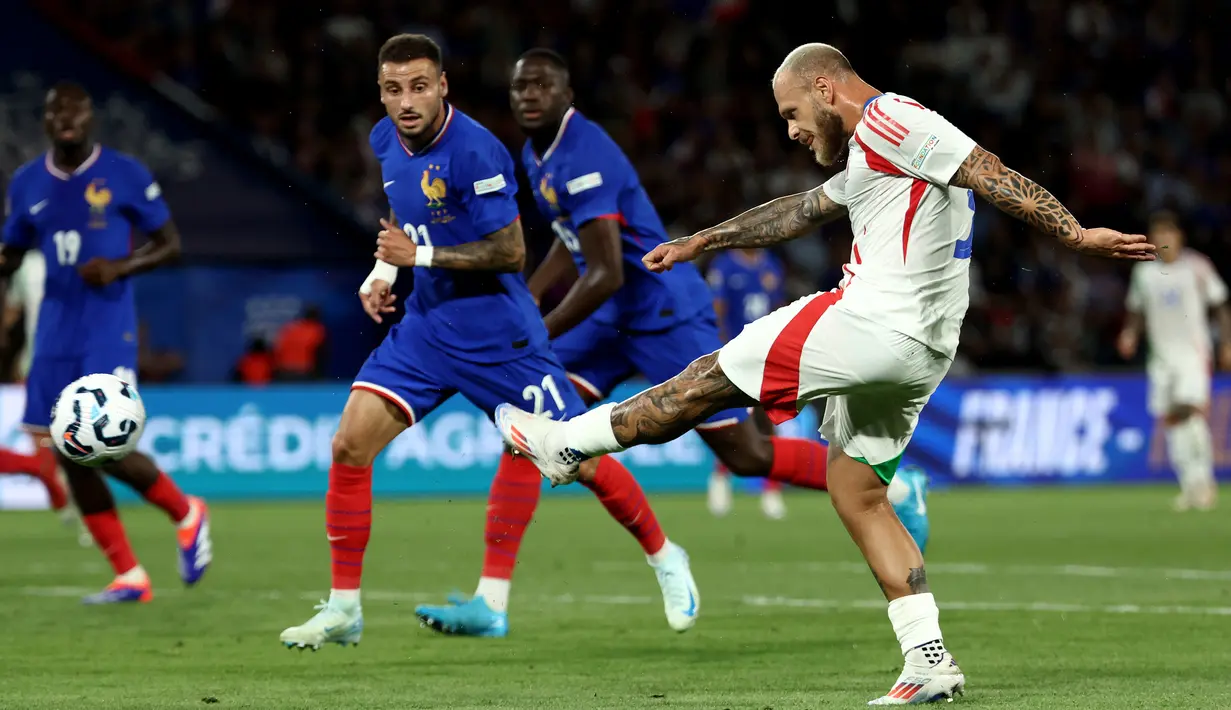 Namun, Italia mampu bangkit dengan mencetak tiga gol Federico Dimarco, Davide Frattesi, dan Giacomo Raspadori. (Franck FIFE / AFP)