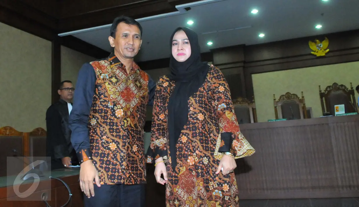 Gatot P Nugroho dan istri Evy Susanti usai menjalani Sidang Vonis di Pengadilan Tipikor Jakarta, Senin (14/3/2016). Hakim menjatuhkan hukuman penjara kepada Gatot selama 3 tahun dan denda 150 juta. (Liputan6.com/Faisal R Syam) 