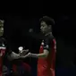 Ganda putra Indonesia, Kevin Sanjaya/Marcus Gideon, merayakan kemenangan atas wakil India, Satwiksairaj Rankireddy/Chirag Shetty, pada Indonesia Open 2019 di Istora, Jakarta, Kamis (17/7). Kevin/Marcus menang 21-15, 21-14. (Bola.com/Yoppy Renato)