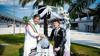 Marco Bezzecchi resmi memperbarui kontraknya dengan Aprilia dengan gimmick ala pernikahan di Sepang.