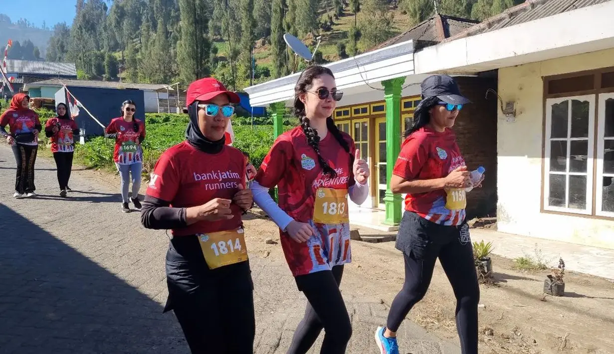 Arumi Bachsin kenakan jersey runner yang dilengkapi dengan manset [@arumibachsin_94]