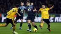 Pemain Wolverhampton, Hwang Hee-chan (kanan) berusaha merebut bola dari pemain Burnley, Sander Berge pada laga pekan ke-15 Liga Inggris 2023/2024 yang berlangsung di Molineux Stadium, Wolverhampton, Inggris, Rabu (06/12/2023) dini hari WIB. (AP Photo)