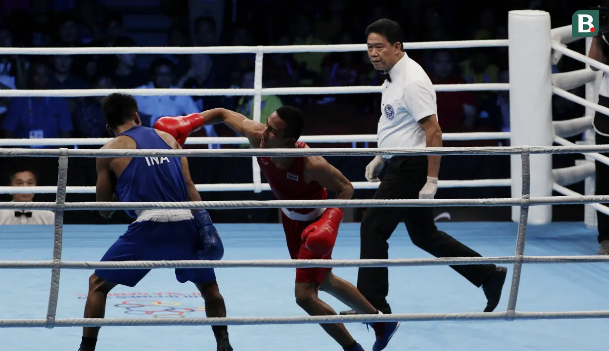 Petinju Indonesia, Farrand Papendang, beradu pukul dengan petinju Thailand, Khunatip Pidnuch, pada semifinal kelas 60 kg SEA Games 2019 di PICC Forum, Manila, Minggu (8/12). Farrand kalah dengan poin 139-146. (Bola.com/M Iqbal Ichsan)