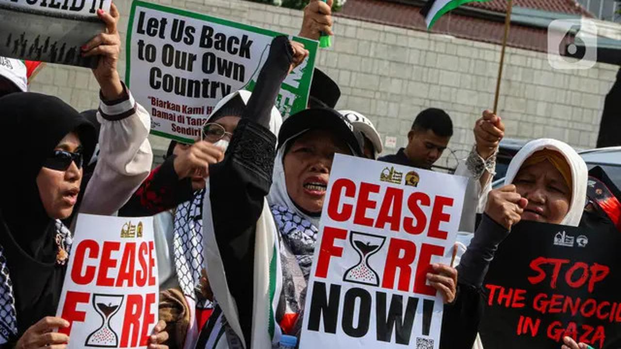 Masa yang tergabung dalam Aqsa Working Group (AWG) melakukan aksi damai di depan Kedutaan Besar Amerika Serikat, Jakarta, Jumat (17/5/2024). Aksi damai memperingati 76 tahun Nakba tersebut bertajuk "Melawan Kejahatan Apartheid Zionis Israel". Liputan6.com