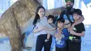 Selain berlibur ke luar negeri, keluarga Peppy dan Julia Hermawan ini juga menjelajahi Indonesia. Salah satunya saat mereka berkunjung ke Batu, Malang beberapa waktu lalu. (Liputan6.com/IG/@julia_peppy)