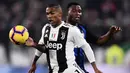 Gelandang Juventus, Douglas Costa mengontrol bola dari kawalan bek Inter Milan, Kwadwo Asamoah selama pertandingan lanjutan Liga Serie A Italia di Allianz stadium, Turin (7/12). Juventus menang tipis atas Inter Milan 1-0. (AFP Photo/Marco Bertorello)