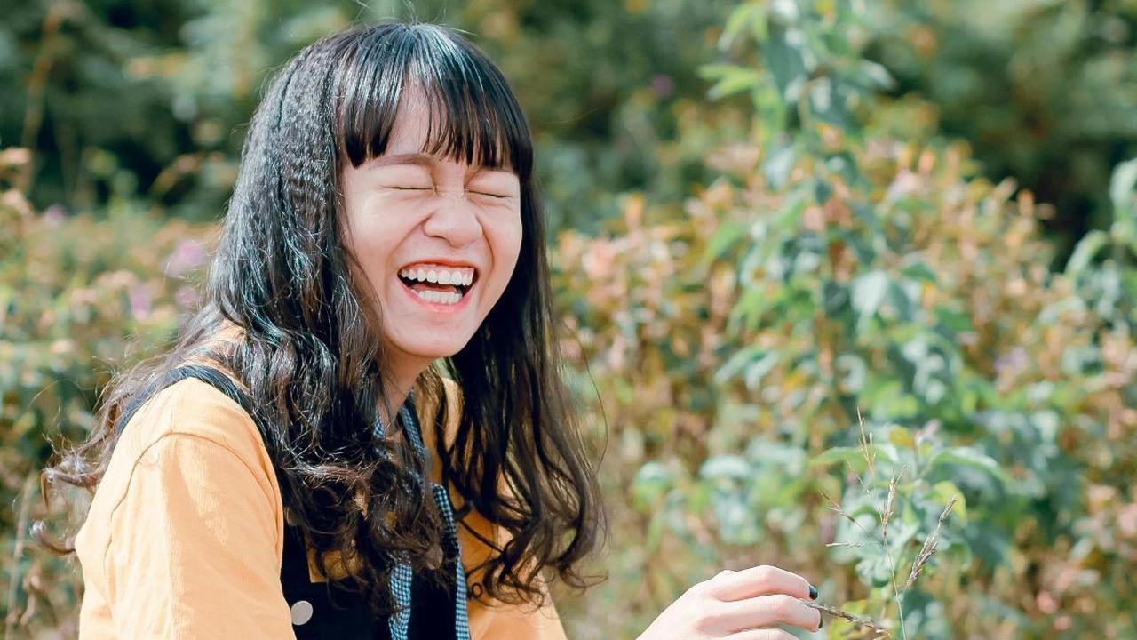 27. Pergi mudik membawa ratusan peti<br>Dengan perahu menyusuri jauh menahan rindu<br>Selamat Idulfitri sahabat sejati<br>Rinduku memeluk erat tubuh hangatmu.