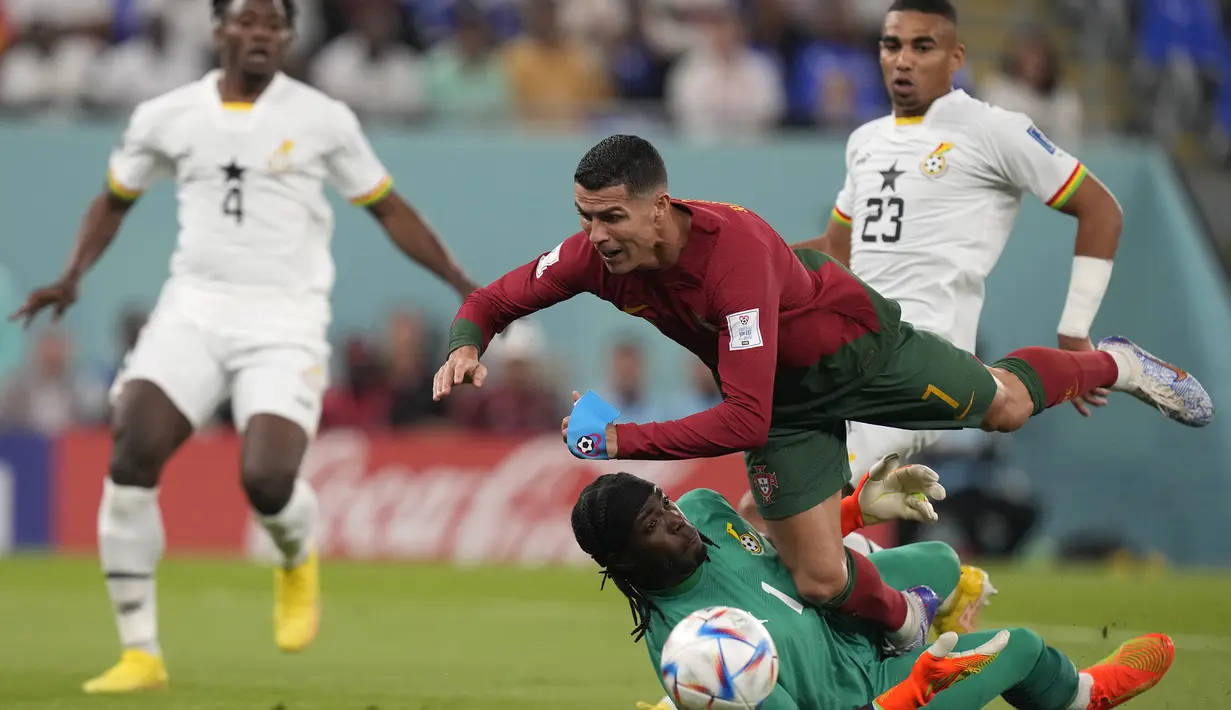 Pemain tertua kedua yang tampil di Piala Dunia. Cristiano Ronaldo berusia 37 tahun dan 151 hari saat menghadapi Ghana di Piala Dunia 2022. Ia kini tercatat sebagai pemain tertua kedua yang bermain di ajang Piala Dunia. CR-7 hanya kalah tua dari Roger Milla sebagai pemain tertua yang pernah tampil di ajang Piala Dunia sekaligus mencetak gol saat berusia 42 tahun dan 39 hari saat Kamerun kalah 1-6 dari Rusia pada matchday ketiga Grup B Piala Dunia 1994 (28/6/1994). (AP/Darko Bandic)
