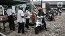 Petugas membagikan takjil kepada pengendara secara drive thru di Kompleks Masjid Al-Azhar, Jakarta, Selasa (13/4/2021). Pengelola Masjid Al-Azhar menyiapkan 500 bungkus takjil per hari yang dibagikan secara drive thru guna mencegah penyebaran COVID-19. (merdeka.com/Iqbal S. Nugroho)