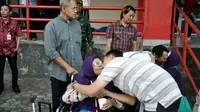 Tangis haru mewarnai kepulangan jemaah haji Banyumas di GOR Satria Purwokerto. (Liputan6.com/Humas Banyumas/Muhamad Ridlo)