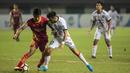 Bek Bhayangkara FC, Putu Gede, mengamankan bola dari gelandang Bali United, Stefano Lilipaly, pada laga Liga 1 Indonesia di Stadion Patriot, Bekasi, Jumat (29/9/2017). Bhayangkara menang 3-2 atas Bali. (Bola.com/Vitalis Yogi Trisna)