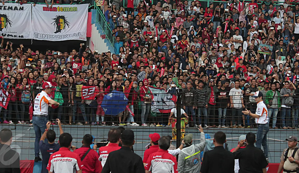 Pebalap Repsol Honda Marc Marquez dan Dani Pedrosa menyapa penggemarnya saat beraksi di Sentul, Jabar, Minggu (14/2/2016). Marquez dan Pedrosa memberikan aksi dan kejutan bagi para fans mereka yang berada di Indonesia. (Liputan6.com/Angga Yuniar)