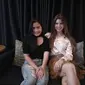 Menjelajahi Indonesia, Amanda Cerny ternyata jadi buah bibir warganet di Instagram. Bahkan ia sempat main bajaj dengan Prilly Latuconcina. (Liputan6.com/Akbar Muhibar)