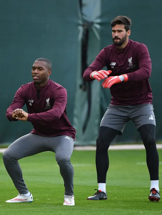Striker Liverpool, Daniel Sturridge (kiri) dan penjaga gawang Alisson Becker saat berlatih di kompleks pelatihan Melwood, Liverpool, Inggris, Senin (17/9). Liverpool akan menjamu Paris Saint-Germain di Liga Champions 19 September 2018. (Paul ELLIS/AFP)