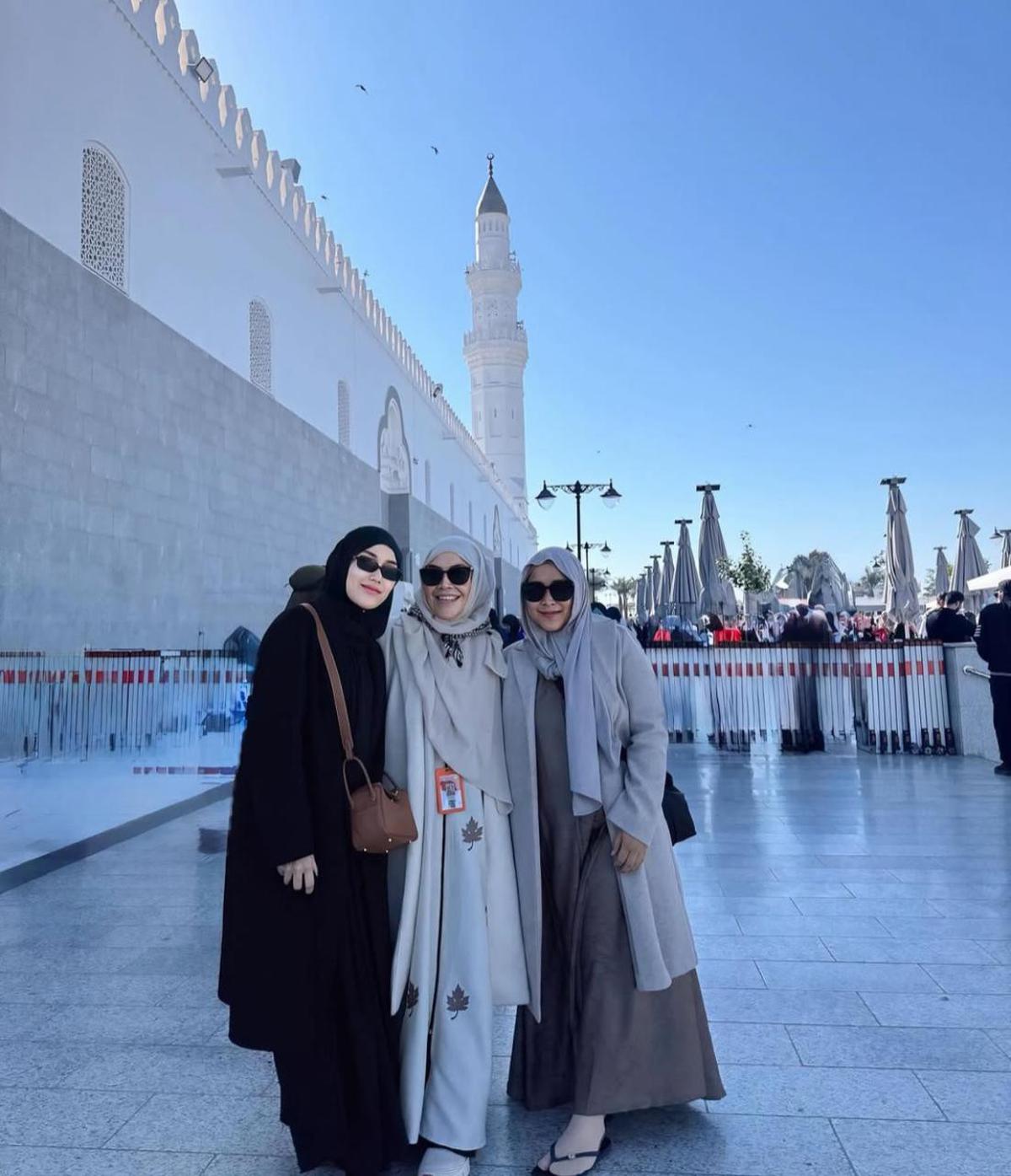 Rayakan Hari Ibu Saat Umroh, Ayu Ting Ting Sampaikan Pesan Menggugah Hati