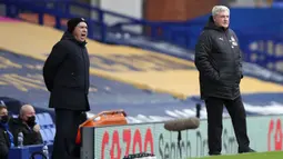 Manajer Everton Carlo Ancelotti (kiri) berteriak di samping pelatih kepala Newcastle United Steve Bruce pada pertandingan Liga Inggris di Goodison Park, Liverpool, Inggris, Sabtu (30/1/2021). Newcastle United menang 2-0. (Clive Brunskill/Pool via AP)