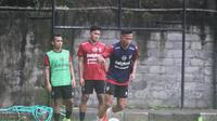 Pemain anyar Bali United untuk menghadapi lanjutan BRI Liga 1 2021/2022, Eky Taufik dan Irfan Jaya. (Bola.com/Maheswara Putra