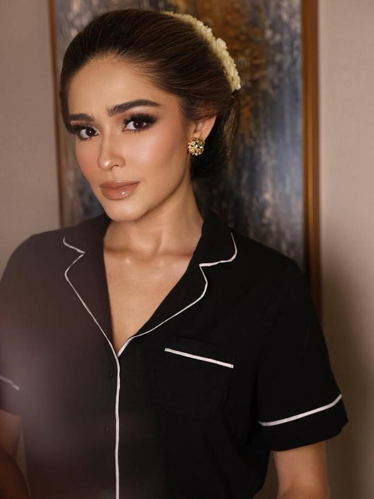 5 Potret Yasmine Wildblood Pakai Kebaya Floral dan Konde Pirang di Pernikahan Keluarga Cendana