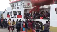 Kondisi penumpang Pelabuhan Tanjungwangi  jurusan Kepulauan Madura nai 50 persen (Hermawan Arifianto/Liputan6.com)