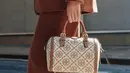 York. (Foto: Tory Burch)
Termasuk diaplikasikan dalam desain aksesori tas  yang ikut mengambil model timeless yang bisa dipakai sepanjang waktu. (Foto: Tory Burch)