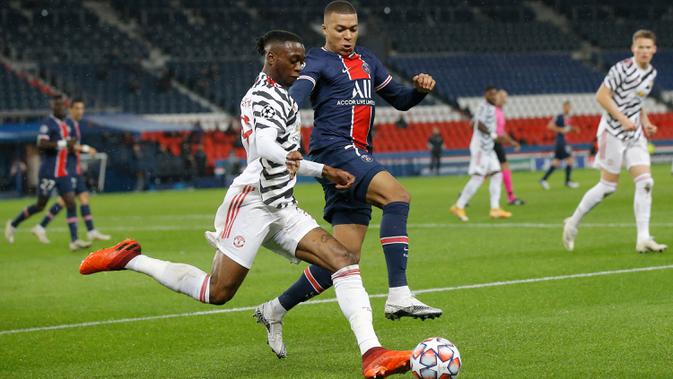 Bek Manchester United (MU), Aaron Wan-Bissaka dan penyerang Paris Saint Germain (PSG), Kylian Mbappe berebut bola pada matchday pertama Liga Champions Grup H di Parc des Princes, Rabu (21/10/2020) dini hari WIB. MU berhasil mempermalukan tuan rumah PSG 2-1. (AP Photo/Michel Euler)