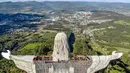 Pemandangan patung raksasa Yesus baru yang sedang dibangun di Encantado, negara bagian Rio Grande do Sul, Brasil, pada 9 April 2021. Ide pembangunan patung tersebut dicetuskan oleh politisi lokal Adroaldo Conzatti, yang meninggal pada Maret karena Covid-19. (SILVIO AVILA/AFP)
