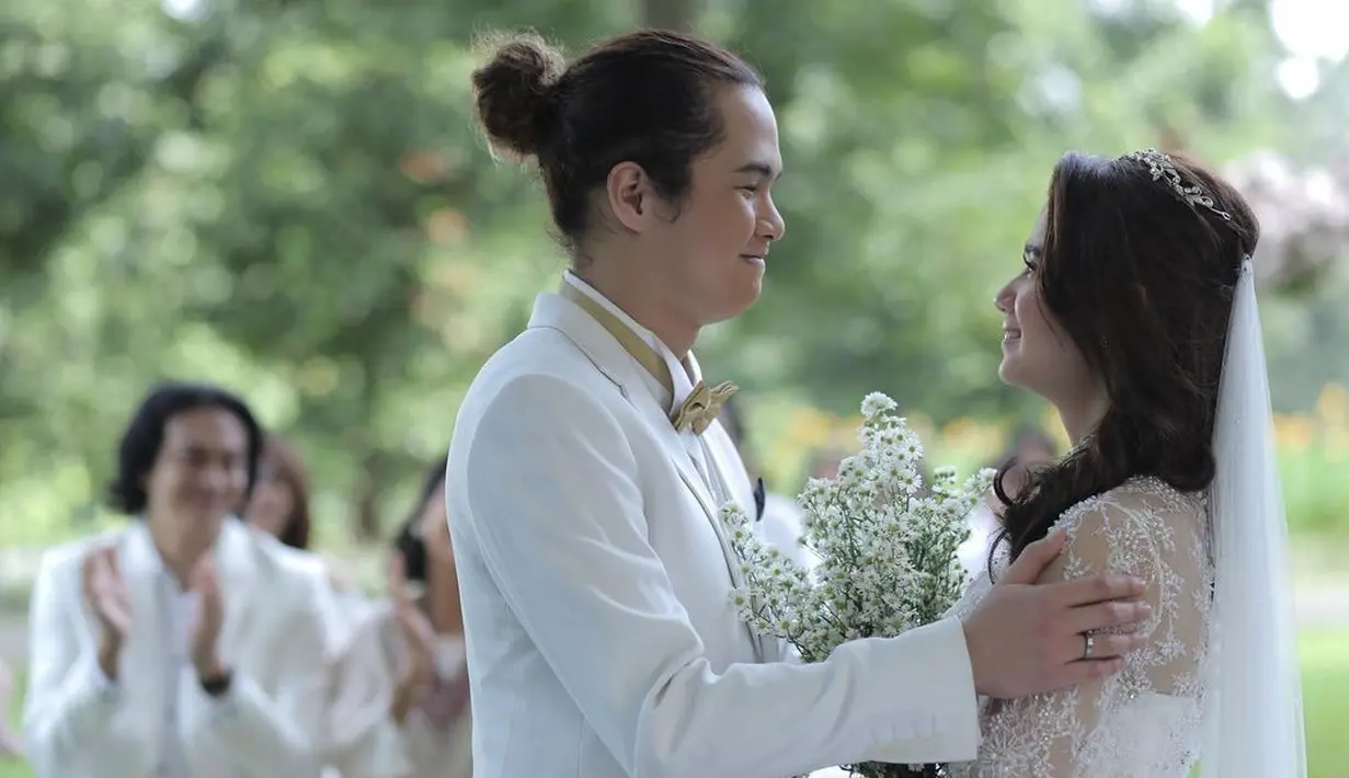 "(Awal) Dul itu cuek banget, jam 9 malam baru ngabarin guys. Terus pertama kali bener-bener punya pacar yang serius," kata Tissa Biani di kanal YouTube MAIA ALELDUL TV, Minggu (27/6/2021). (Instagram/tissabiani)