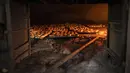 Roti dipanggang dalam oven roti Bongu di lingkungan Bel Air di Port-au-Prince, Haiti, Senin (27/9/2021).  Roti merupakan Salah satu makanan pembuka paling terkenal di negara ini. (AP Photo/Rodrigo Abd)