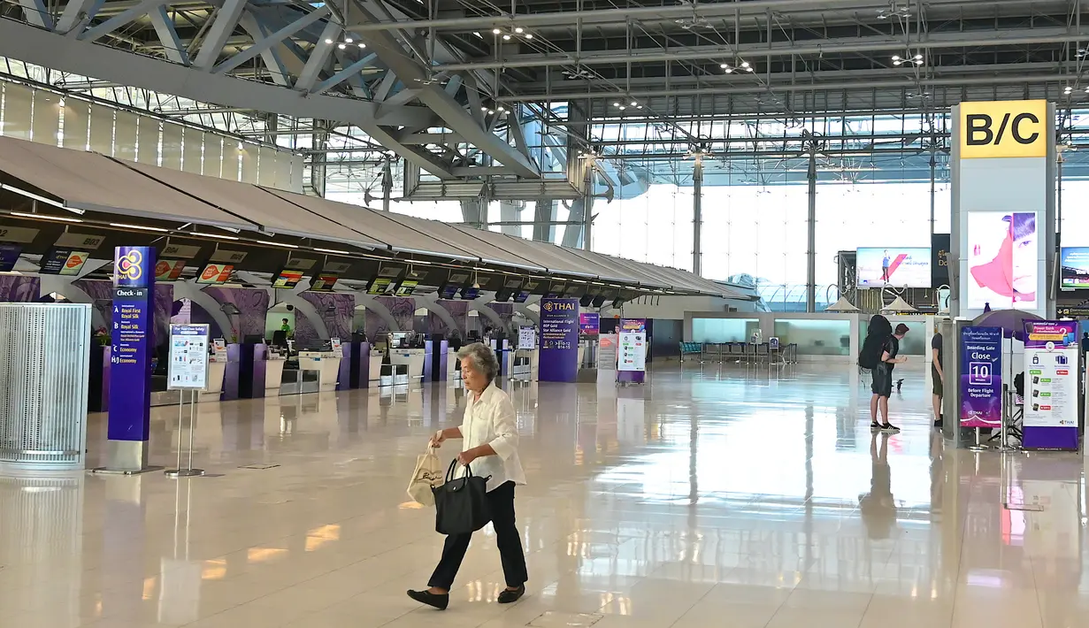 Pandangan umum ruang keberangkatan yang hampir kosong karena jumlah pengunjung menurun drastis di Bandara Suvarnabhumi di Bangkok, Rabu (11/3/2020). Di Thailand sendiri lebih dari 50 orang terinfeksi virus corona COVID-19 yang telah menggemparkan seluruh dunia. (Mladen ANTONOV/AFP)