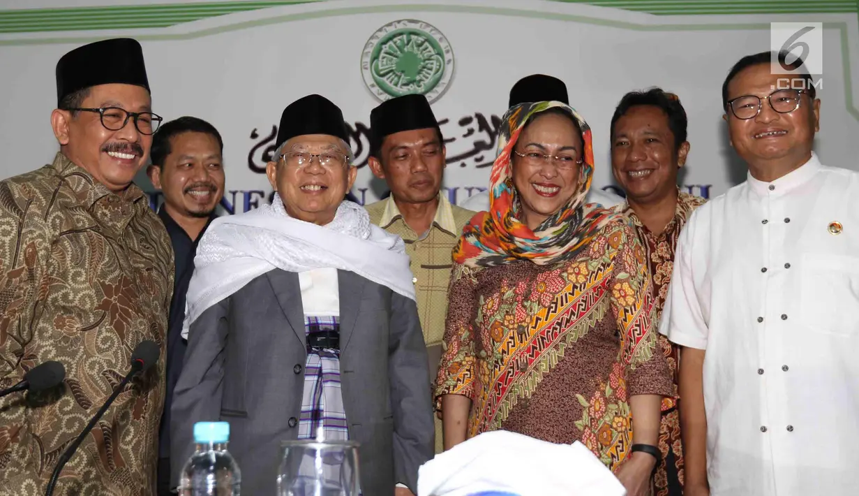 Budayawati Sukmawati Soekarnoputri (kedua kanan) didampingi Ketua MUI KH Ma'ruf Amin (kedua kiri) tersenyum usai pertemuan di kantor MUI, Jakarta, Kamis (5/4). (Liputan6.com/Angga Yuniar)