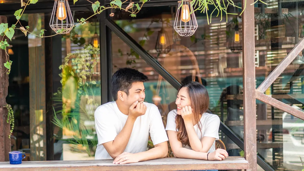 couple mei tampak akrab dan hangat