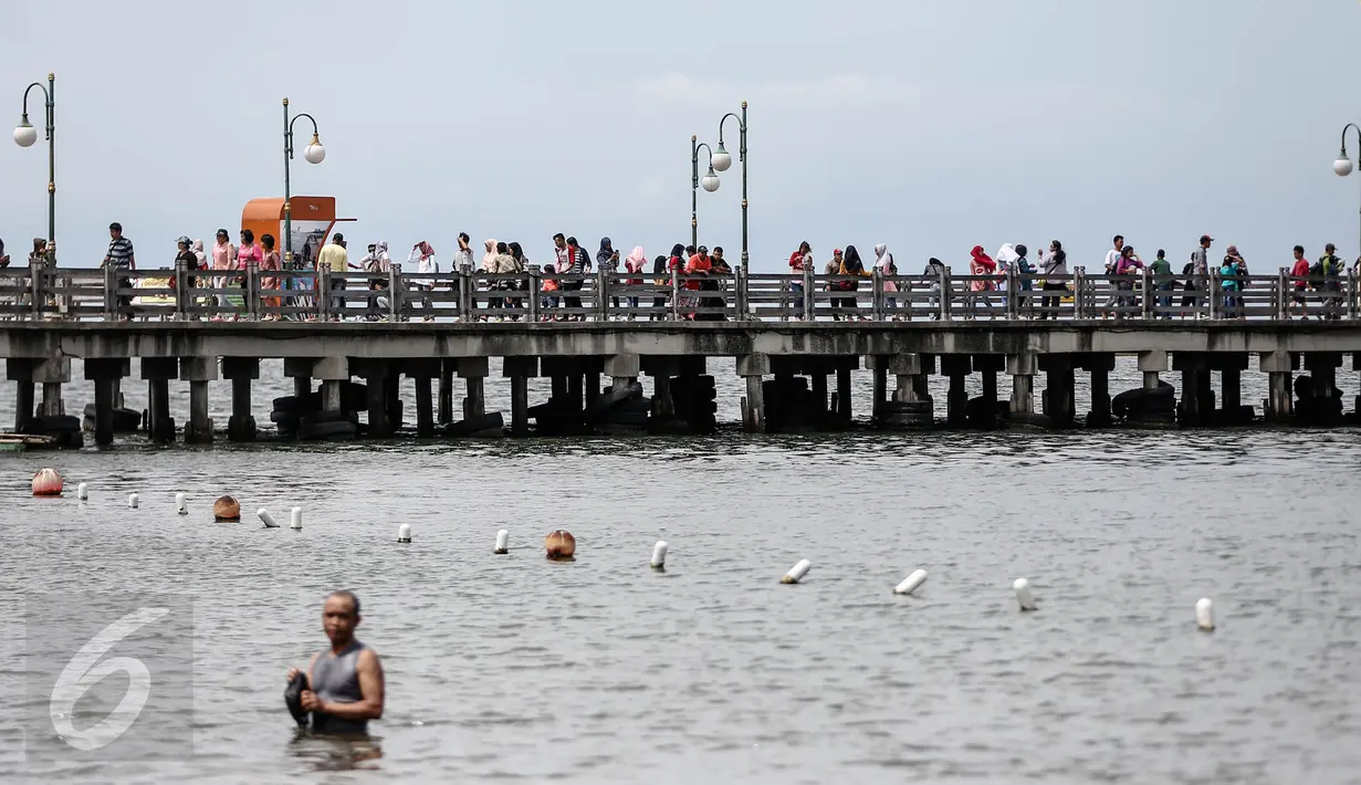 Sejumlah kawasan wisata di ibukota termasuk Taman Impian Jaya Ancol menjadi tujuan wisata masyarakat menghabiskan libur panjang dan libur Natal 2016, Jakarta, Minggu (25/12). (Liputan6.com/Faizal Fanani)
