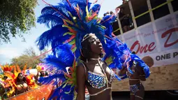 Seorang peserta mengenakan kostum bulu sambil menari selama Parade West Indian Day di Brooklyn borough, New York, Senin (4/9). Parade tersebut merupakan salah satu perayaan budaya Karibia terbesar di Amerika Serikat. (AP Photo/Kevin Hagen)