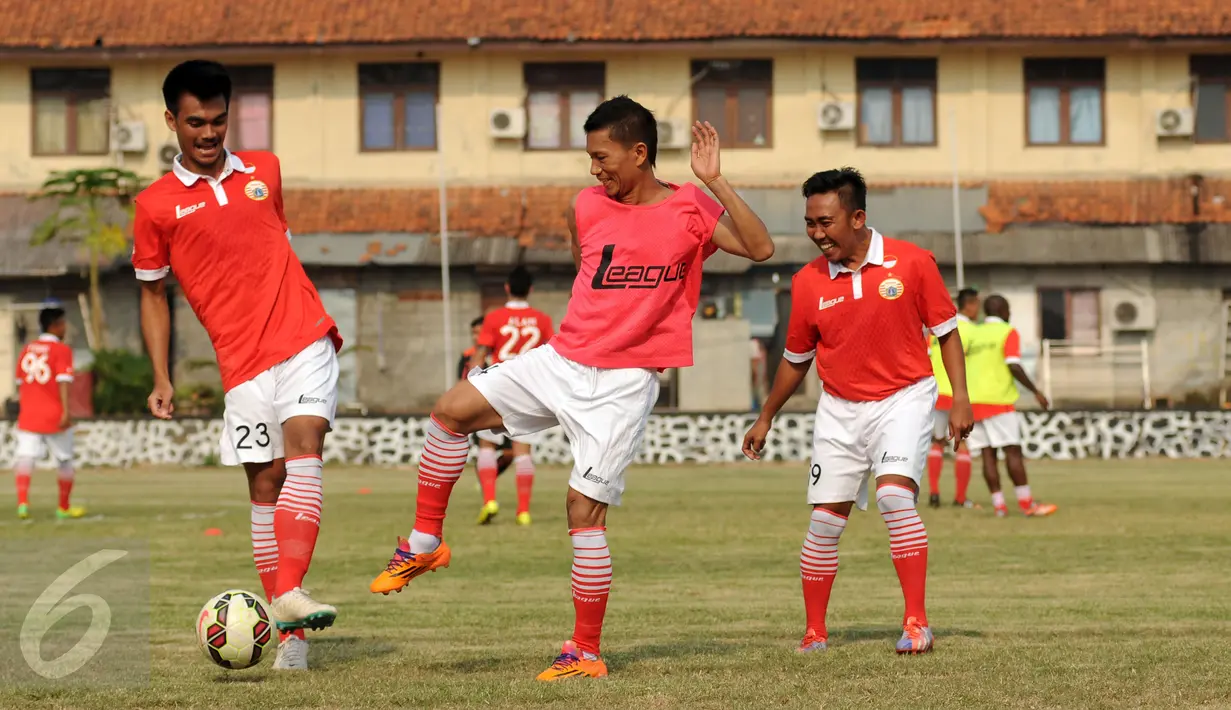 Pemain Persija melakukan pemanasan jelang laga uji coba melawan PSAL di Lapangan Mako Brimob Kelapa Dua, Depok, Rabu (26/8/2015). Persija melakukan laga uji coba sebagai persiapan menghadapi turnamen Piala Presiden 2015. (Liputan6.com/Helmi Fithriansyah)