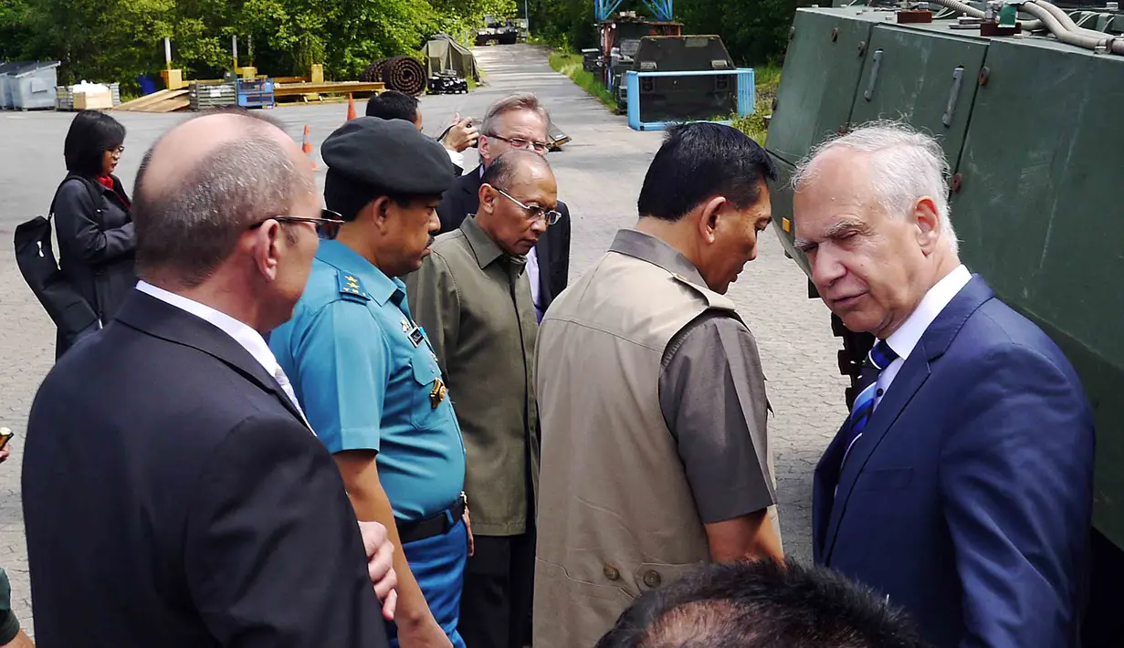 Wamenhan RI Syafrie Syamsudin saat meninjau Tank Leopard di Pabrik Rheinmetall, Unterluss di Jerman, Kamis (26/6) (Liputan6.com/ Foto Dok Kemhan)